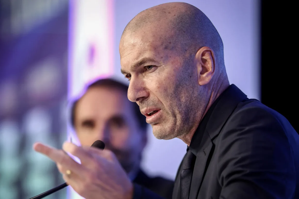 b01eb587-025e-4d88-a884-900a7354f6a0 Zinedine Zidane revient à Clairefontaine comme sélectionneur