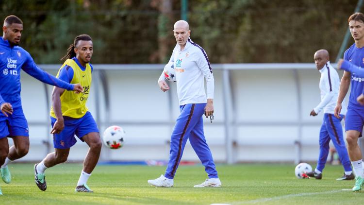 b11a1b53-ddb3-4ca1-b27b-49b12550cb57 Zinedine Zidane prend les rênes de l’équipe de France