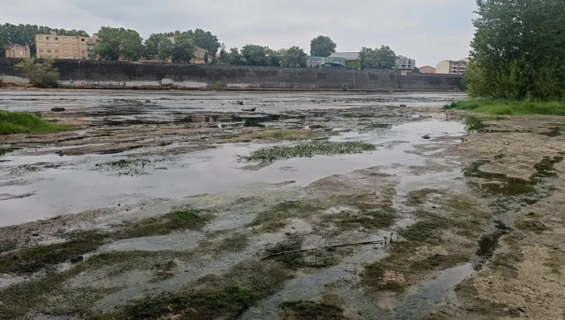 b9d61cca-564c-4c9d-ae6f-5e1f0127e057 La crise de l’eau de la Garonne: impacts et mesures face au changement climatique