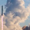 SpaceX accroît sa position dans les communications satellitaires avec un lancement innovant de Starlink
