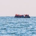 Assistance pour une embarcation de migrants en mer pendant la nuit