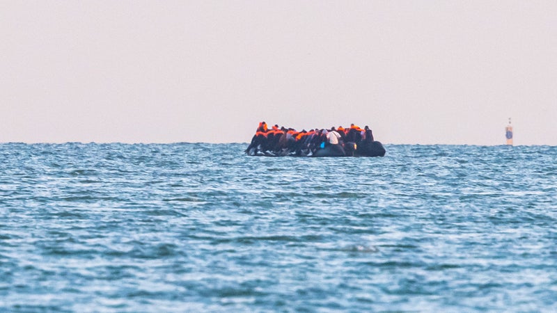 c6c69c13-ecc9-45e3-8a9a-82a559cb263f Assistance pour une embarcation de migrants en mer pendant la nuit