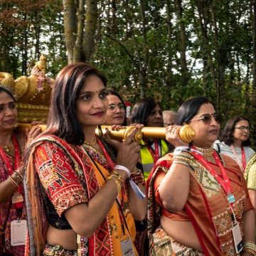 célébrations culturelles indiennes pour l'ouverture du premier temple hindou -mandir- en France La polémique autour de la visite du mouvement hindouiste BAPS à la tour Eiffel