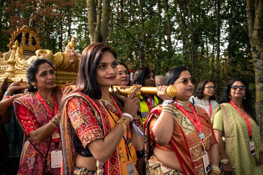 célébrations culturelles indiennes pour l'ouverture du premier temple hindou -mandir- en France La polémique autour de la visite du mouvement hindouiste BAPS à la tour Eiffel