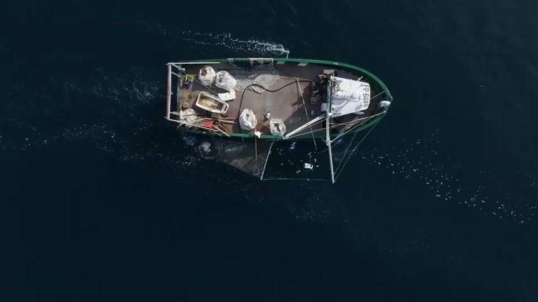 ecf4e53c-e055-4800-b2a1-6d1c3010bf01 Un chalutier dédié à la pêche aux déchets à Saint-Jean-de-Luz