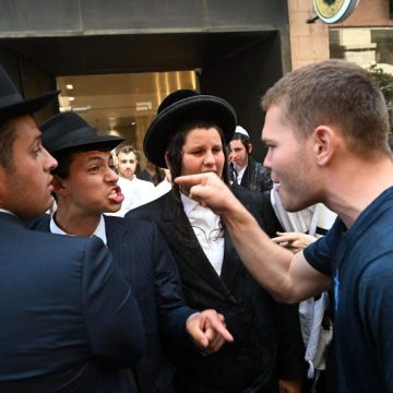 Ultra-Orthodox Jews Protest Cafe Open On Shabbath In Jerusalem Tensions entre laïcs et ultra-orthodoxes à Jérusalem autour de l’ouverture d’un café le shabbat