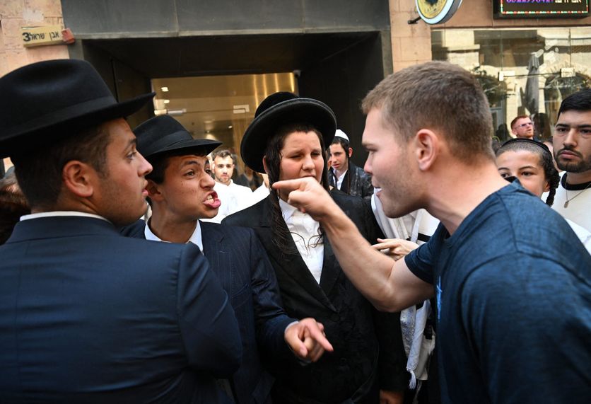 Ultra-Orthodox Jews Protest Cafe Open On Shabbath In Jerusalem Tensions entre laïcs et ultra-orthodoxes à Jérusalem autour de l’ouverture d’un café le shabbat