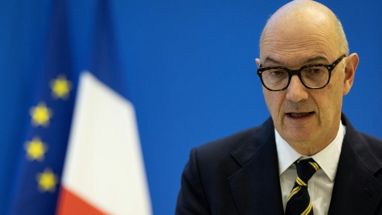 03afa1a3-0242-497c-b85f-0583aea83f3b Débat sur le budget 2027 : Lescure prône la sérénité, sans exclure le 49.3