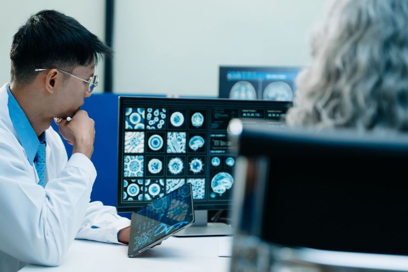 Medical team analyzing brain scans and genetic data in a modern lab to advance clinical diagnosis and healthcare Des avancées dans les thérapies géniques pour le cerveau