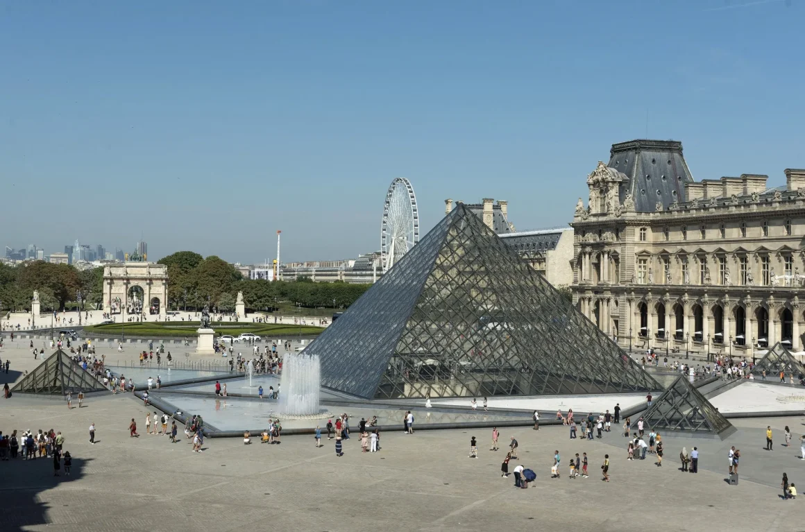 0a30bb85-b700-4eea-af4c-1da5b3899f55 Le musée du Louvre face à des défis sécuritaires persistants