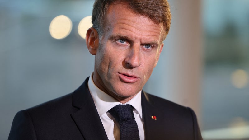 1df6dfb1-10b1-47f5-954c-9c072edd05cc Emmanuel Macron clarifie la position du gouvernement sur les réseaux sociaux