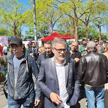 21a47b9e-5766-4ff8-a422-17076afe4220 Raphaël Glucksmann triomphe à la primaire social-démocrate