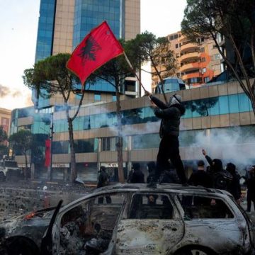 268dd6a3-3b6b-4693-b32c-730db8392f26 Manifestations en Albanie : tensions persistantes à Tirana