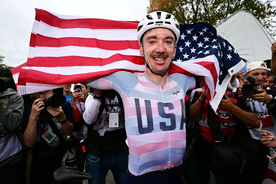 27e96c2e-ebe5-4a70-8ee4-c276a1e9d2af Le Débat sur les Oreillettes en Cyclisme : Sécurité et Spectacle