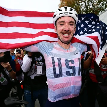 27e96c2e-ebe5-4a70-8ee4-c276a1e9d2af Le Débat sur les Oreillettes en Cyclisme : Sécurité et Spectacle