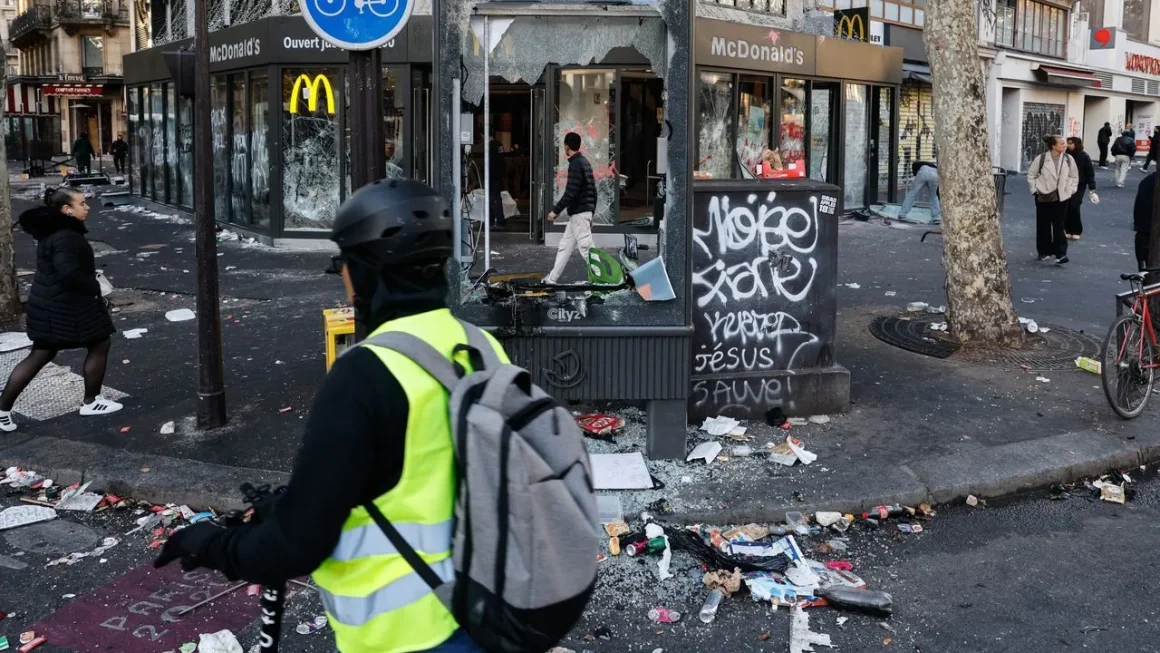 Débordements lors des manifestations et gestion policière en France