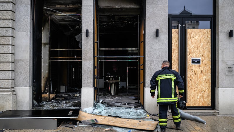2ac3cf8a-0648-4736-91aa-a20b08d05833 Un jeune homme arrêté pour vol après des émeutes à Lyon