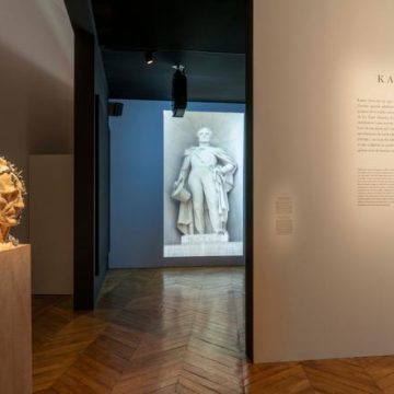 372b5afa-97f8-4e91-b439-e95027f76563 Deux artistes exposés au Louvre: Elizabeth Peyton et Kader Attia