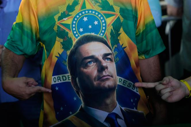 379c26f8-d039-44c5-878d-c191bde43cf3 Flavio Bolsonaro en tête de la présidentielle brésilienne : Analyse du phénomène bolsonariste