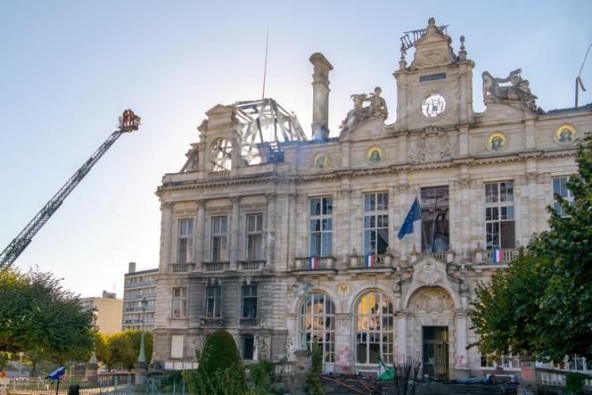 3bf25556-558d-40ca-bf1f-3f042b6b0e82 Incendie à l’hôtel de ville de Limoges : un bâtiment historique menacé