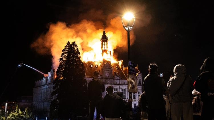 4a89d101-823b-4248-bbab-06a6abaf4a80 Limoges : L’hôtel de ville incendié lors des manifestations
