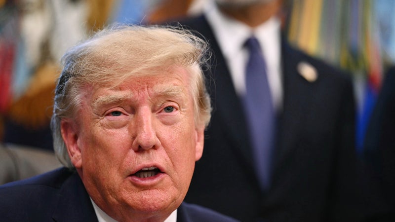 4c15519b-145e-4fbb-a202-fc467a763487 Donald Trump appelle à un changement de leadership en Ukraine