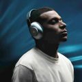 Kylian Mbappé s&rsquo;affiche avec le casque Leo de Loewe : Une audacieuse alliance entre luxe et technologie