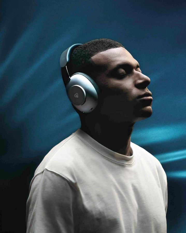4f82c28b-31b5-4afb-9c79-dc79a383f083 Kylian Mbappé s’affiche avec le casque Leo de Loewe : Une audacieuse alliance entre luxe et technologie