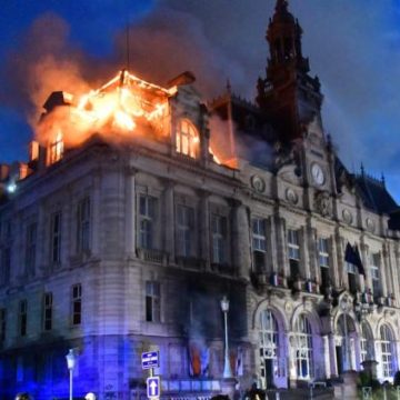 5715f788-f232-4fa0-904e-f18c0a9ab8bd Incidents lors des manifestations : Mairies ciblées par des violences