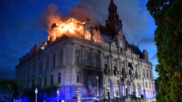 5715f788-f232-4fa0-904e-f18c0a9ab8bd Incidents lors des manifestations : Mairies ciblées par des violences