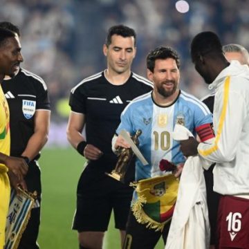 59dc305f-b441-4e79-942d-94f907fced06 Lionel Messi reçoit un cadeau symbolique des joueurs du Bénin