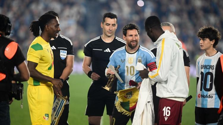 59dc305f-b441-4e79-942d-94f907fced06 Lionel Messi reçoit un cadeau symbolique des joueurs du Bénin