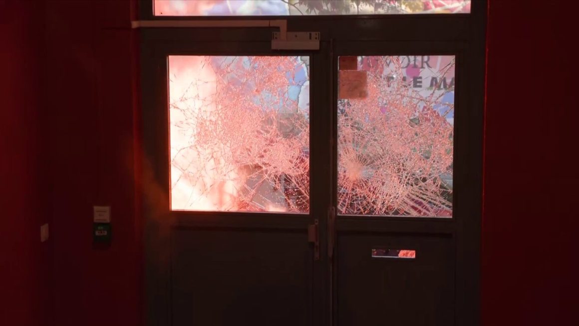 5f56f95a-ba50-49c0-ac9a-715c2cef4687 Les fermetures de lycées et les manifestations lycéennes en France