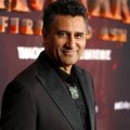 Cliff Curtis blessé dans un accident de voiture à Auckland