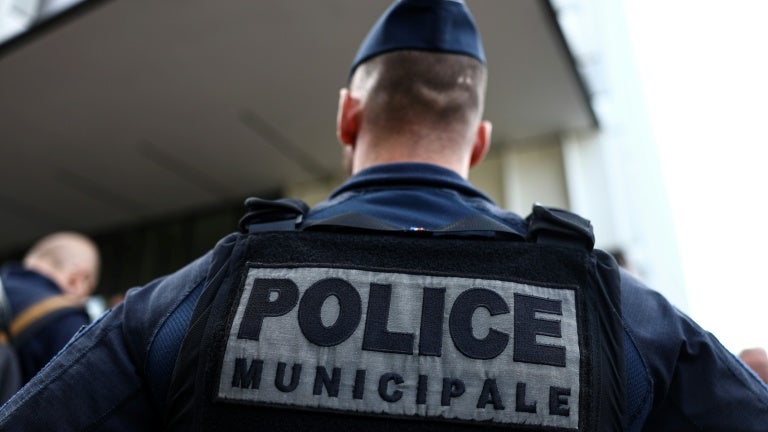 64959402-6560-4865-be9e-348a6b3a1283 Policier agressé à Lyon : enquête en cours pour retrouver les auteurs