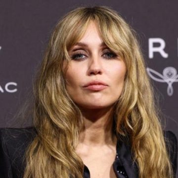 6e8abed7-5095-4ef3-8ad8-a668c96700e6 Miley Cyrus rend hommage à Dolly Parton lors d’un concert mémorable