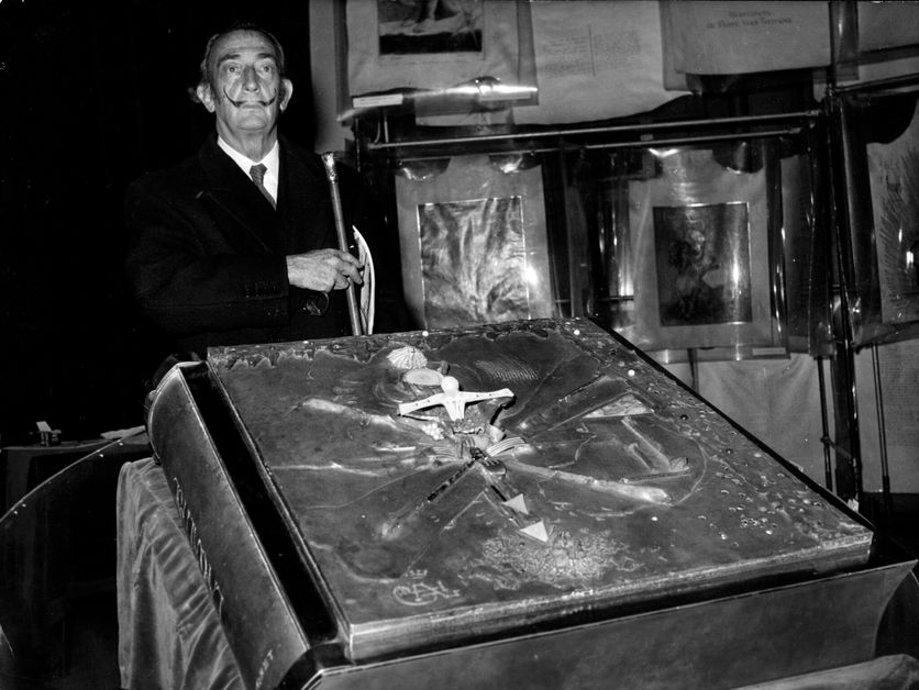 Surrealist Painter Salvador Dali 1904 - 1989 Le Vol de l’Œuvre de Salvador Dali à Issoire