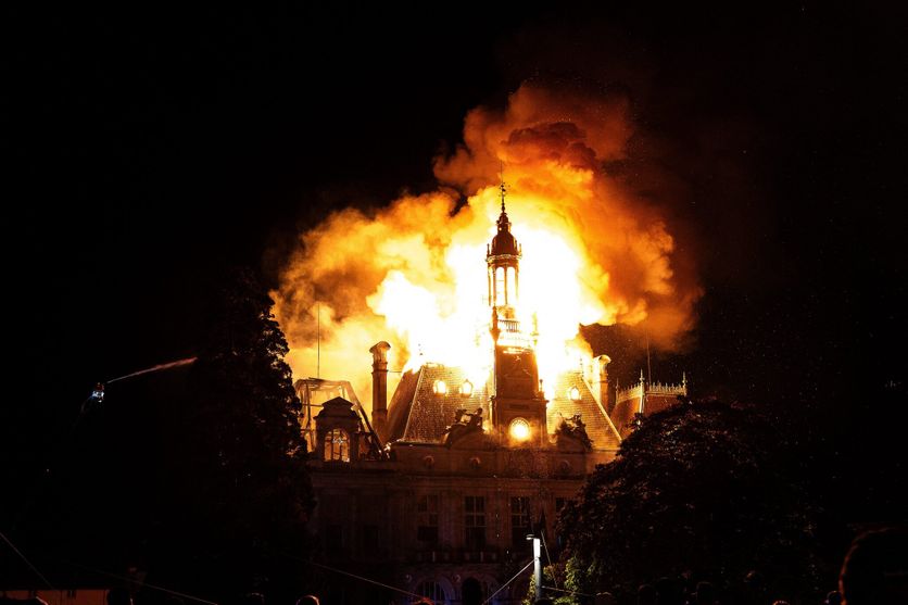 FRANCE-FIRE-CITY-HALL-PROTEST-LIMOGES MANIFESTATIONS DU 17 OCTOBRE L’incendie de l’hôtel de ville de Limoges : une attaque inattendue