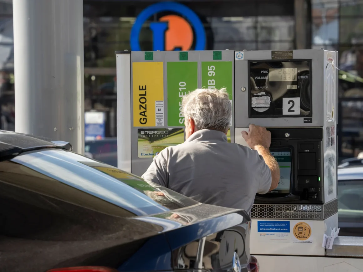 77d19b7c-315c-4a81-bf7d-4b52aedb19e6 Le gouvernement espère une baisse des prix du carburant