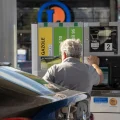Le gouvernement espère une baisse des prix du carburant