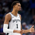 Victor Wembanyama brille contre les Mavericks