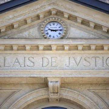 8cb28275-cff0-42e7-acca-53bce65378d6 Un professeur accusé de violences sexuelles sur mineurs
