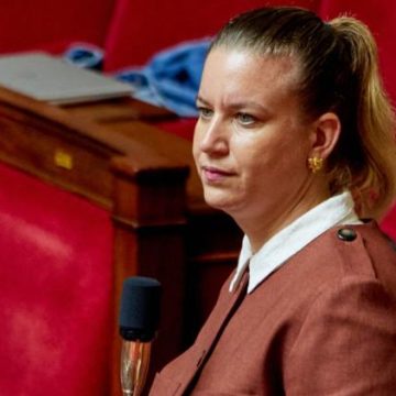 Mathilde Panot critiquée pour son refus de porter le ruban rose