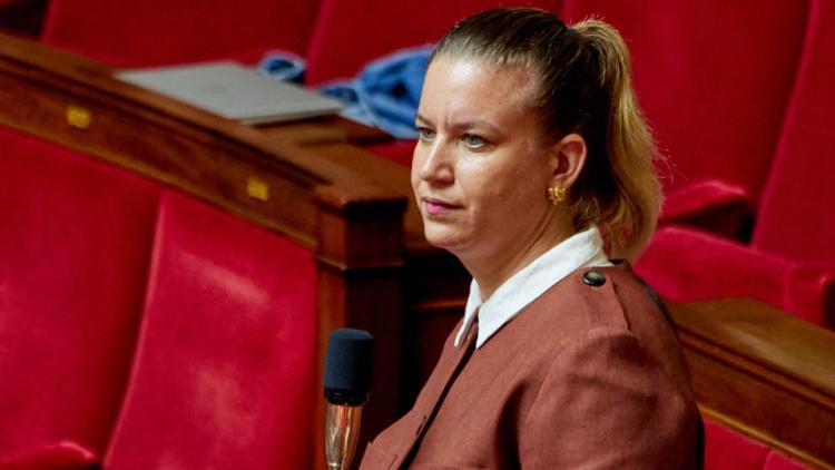 905156c8-7069-4367-a4e0-6ea55630357b Mathilde Panot critiquée pour son refus de porter le ruban rose