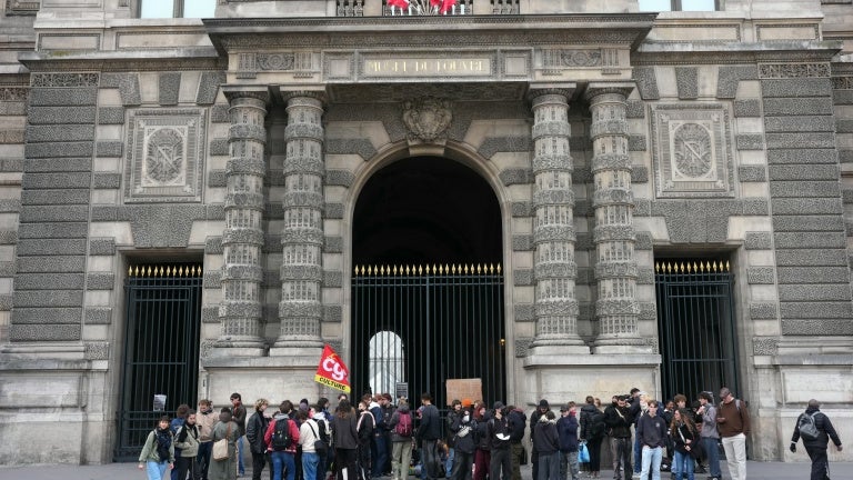 91a73f53-1167-4fee-92c3-0ae546e01f8e Le Louvre: Un Accord Signé Met Fin à un Long Conflit Social