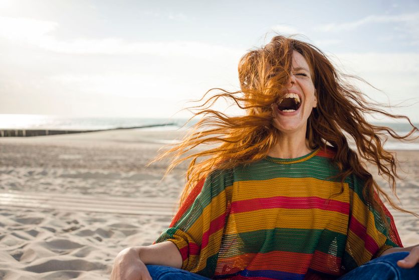 Woman sitting on the beach, screaming for joy Critique de Chante méchante