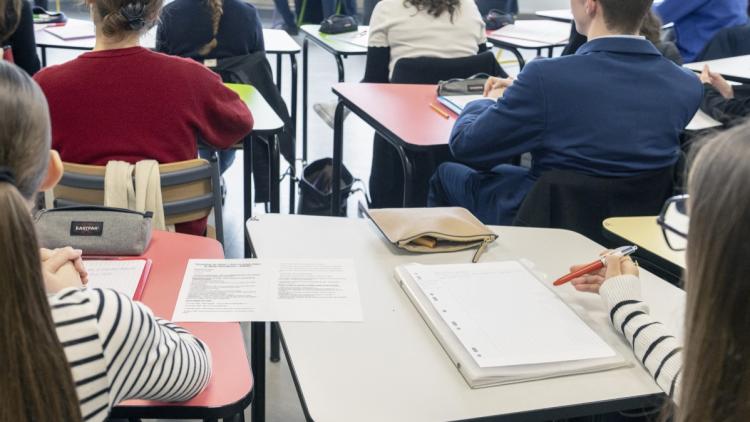 9a3366ba-8606-4d38-8765-41ee050d2354 Le poids des emplois du temps scolaires en France comparé à l’Europe