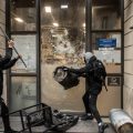 Des manifestants saccagent un magasin lors de manifestations à Milan