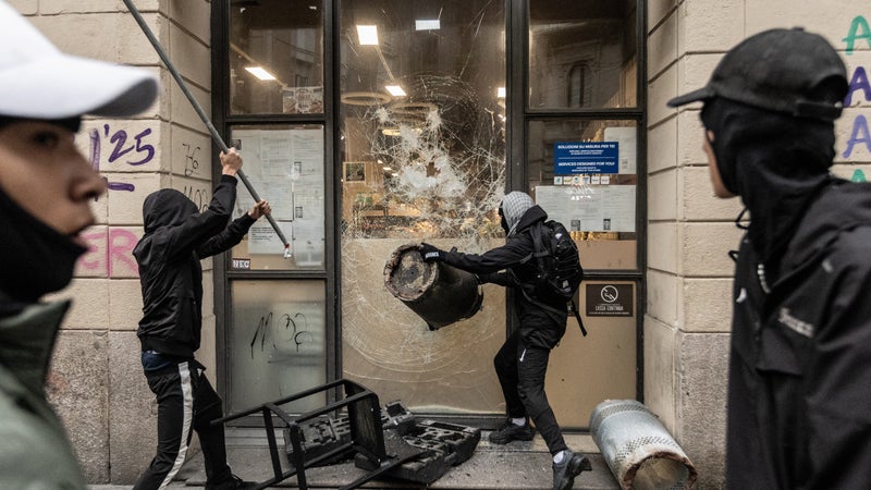 ac6f87ae-0ff8-4896-bef7-c893084af496 Des manifestants saccagent un magasin lors de manifestations à Milan
