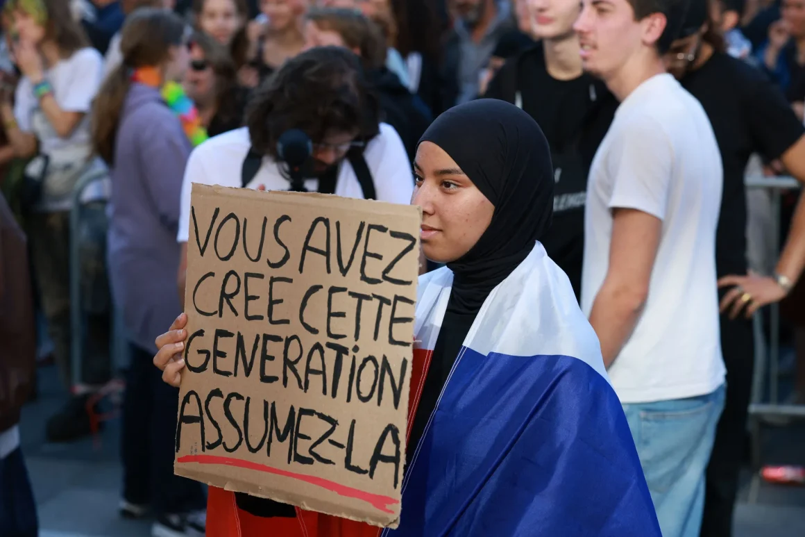 Analyse des Émeutes et Maintien de l&rsquo;Ordre : Défis et Réponses Politiques